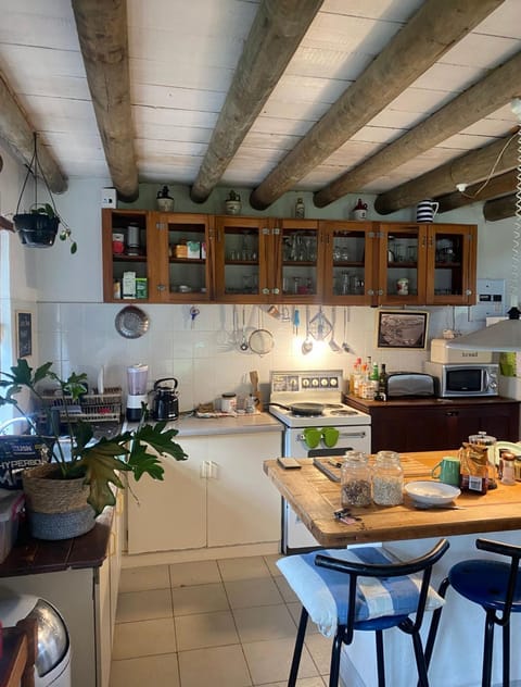 Restaurant/places to eat, Coffee/tea facilities, oven, stove, toaster, kitchen