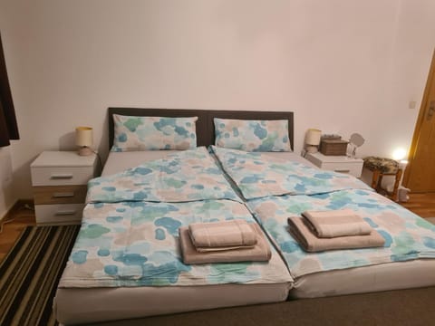 Bedroom, towels