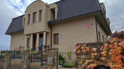 Property building, Facade/entrance, Day
