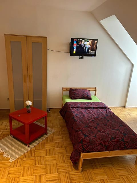 Bed, TV and multimedia, Photo of the whole room, Bedroom