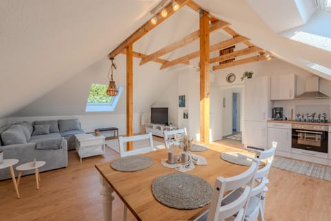 Kitchen or kitchenette, Living room, Seating area, Dining area