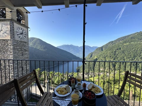 Natural landscape, View (from property/room), Balcony/Terrace, Dining area, Lake view, Mountain view