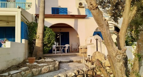Property building, Patio, Balcony/Terrace, Balcony/Terrace