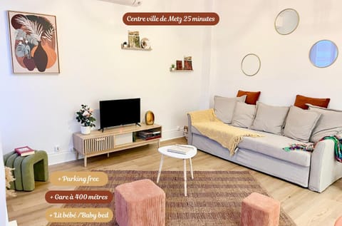 Communal lounge/ TV room, Living room, Seating area