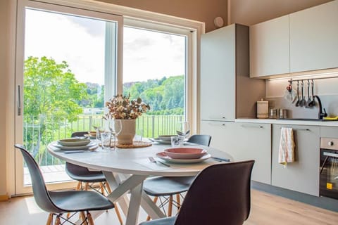 Coffee/tea facilities, Kitchen or kitchenette, Dining area, minibar, stove
