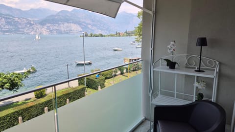 View (from property/room), Balcony/Terrace, Lake view