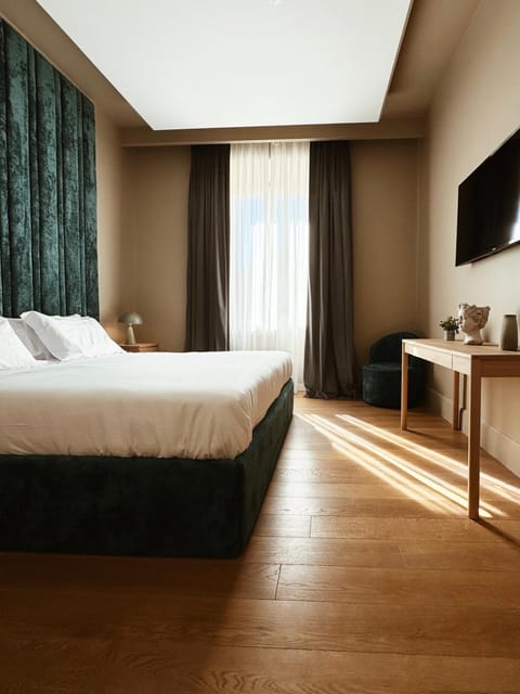 Bed, TV and multimedia, Photo of the whole room, Bedroom