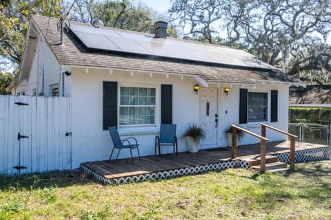 Property building, Patio, Facade/entrance, Day