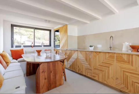 Kitchen or kitchenette, Living room, Seating area, Dining area