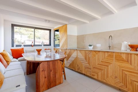 Kitchen or kitchenette, Living room, Seating area, Dining area