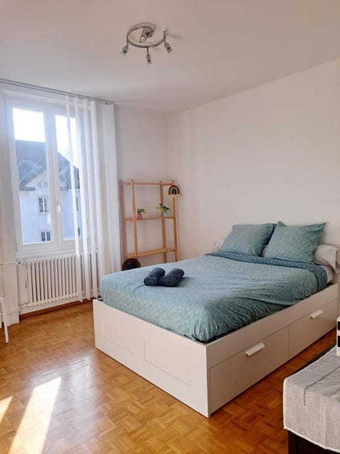 Photo of the whole room, Bedroom