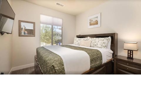 Spacious 5 bedroom house with pool access! House in Washington