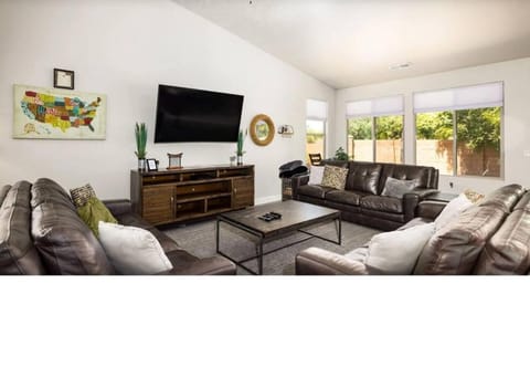 Spacious 5 bedroom house with pool access! House in Washington