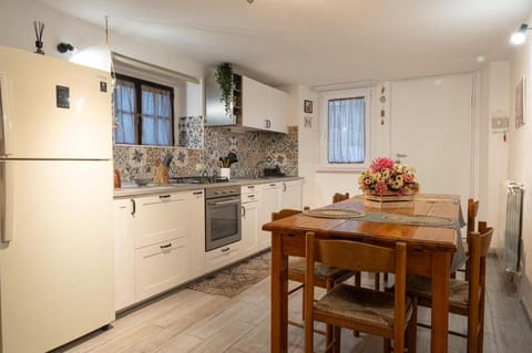 Kitchen or kitchenette, Dining area, oven, stove