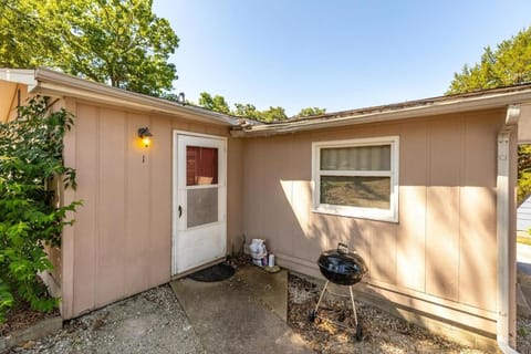 Artilla Cove Cabin 1- Lakeside - Pool & Hot Tub Cabin in Indian Point