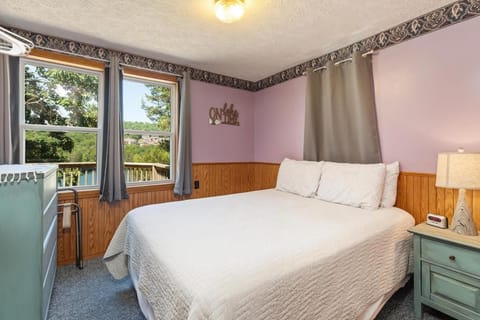 Artilla Cove Cabin 1- Lakeside - Pool & Hot Tub Cabin in Indian Point