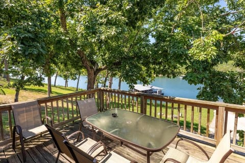 Artilla Cove Cabin 1- Lakeside - Pool & Hot Tub Cabin in Indian Point