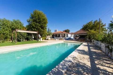 Property building, Day, BBQ facilities, Garden, Garden, Garden view, Pool view, Swimming pool, Swimming pool, sunbed