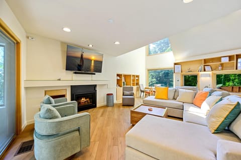 Communal lounge/ TV room, Living room, Seating area, fireplace