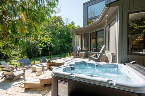 Patio, Hot Tub, Seating area, sunbed