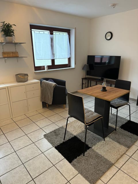 C&V 2 Personen 1 Zimmer WLAN SmartTV Boxspringbett Apartment in Kaiserslautern