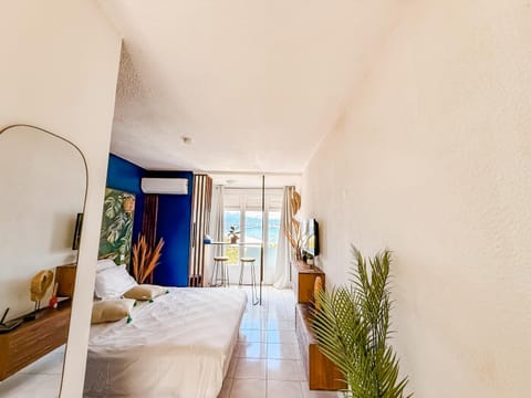Photo of the whole room, Bedroom