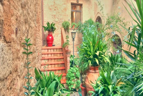 Casa nella Corte nel Centro di San Gimignano con balcone panoramico wifi e garage auto privato Apartment in San Gimignano