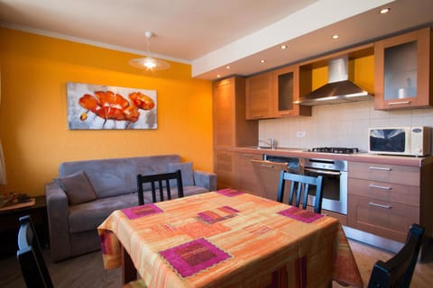 TV and multimedia, Coffee/tea facilities, Kitchen or kitchenette, Living room, Seating area, Dining area