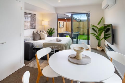 Bed, Garden, Living room, Photo of the whole room, Decorative detail, Seating area, Dining area, Garden view, air conditioner