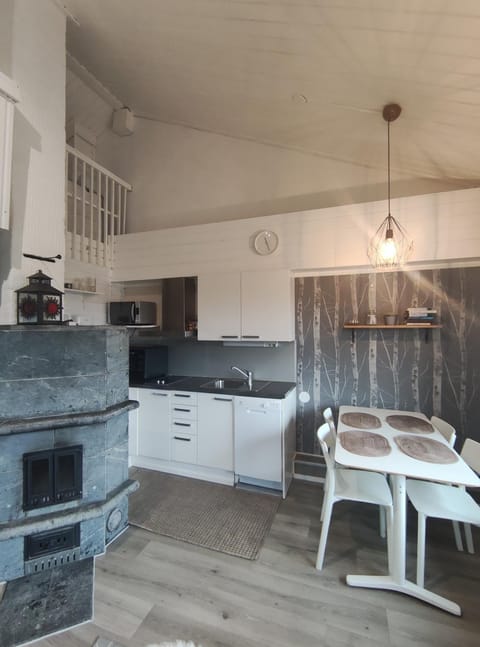 Söpö mökki Himoksella palveluiden vieressä Chalet in Finland