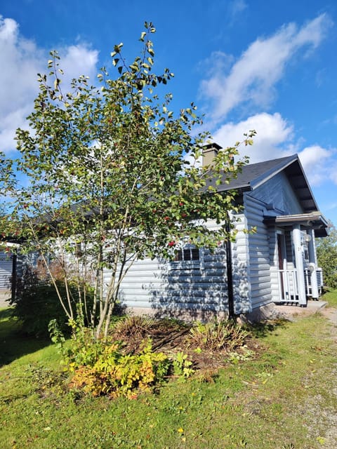 Söpö mökki Himoksella palveluiden vieressä Chalet in Finland