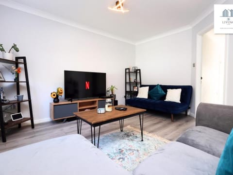 Spacious 3 Bed Home In The Heart Of Bridgend - By EKLIVING LUXE Short Lets & Serviced Accommodation Apartment in Bridgend