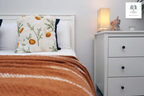 Spacious 3 Bed Home In The Heart Of Bridgend - By EKLIVING LUXE Short Lets & Serviced Accommodation Apartment in Bridgend