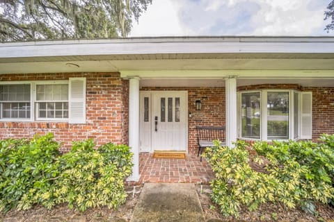 Beautiful Lake View Retreat Drivable to Theme Parks home House in Haines City