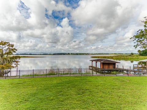 Beautiful Lake View Retreat Drivable to Theme Parks home House in Haines City