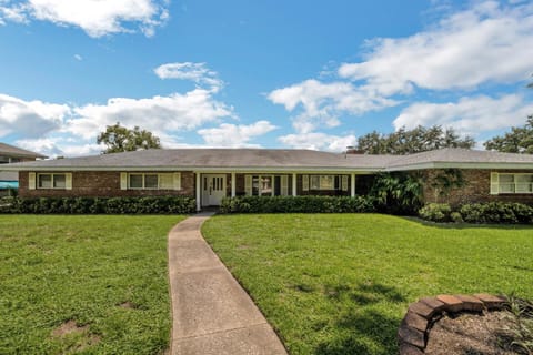 Beautiful Lake View Retreat Drivable to Theme Parks home House in Haines City