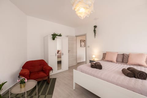 Bed, Photo of the whole room, Bedroom, towels