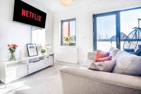 Communal lounge/ TV room, TV and multimedia, Living room, Seating area, Evening entertainment