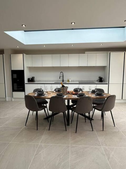 York Fields Retreat - 4 Ensuite Bedrooms House in York