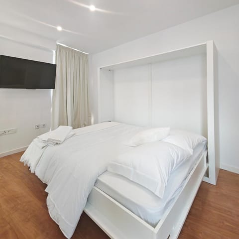 Bed, TV and multimedia, Photo of the whole room, Bedroom