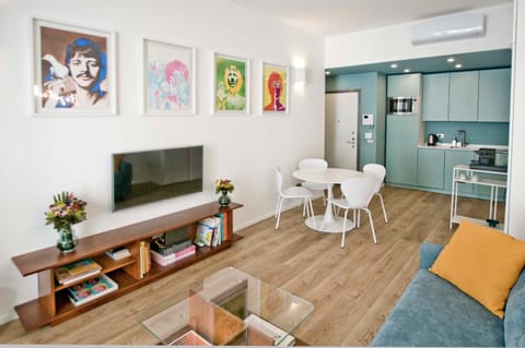 Kitchen or kitchenette, Seating area, Dining area, air conditioner