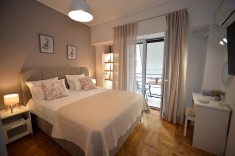 Bed, TV and multimedia, Balcony/Terrace, Photo of the whole room, Bedroom