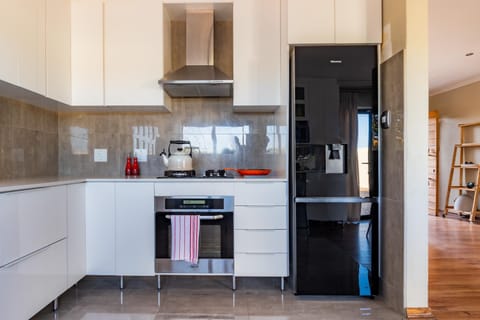 Coffee/tea facilities, Kitchen or kitchenette, dishwasher, oven, stove, toaster