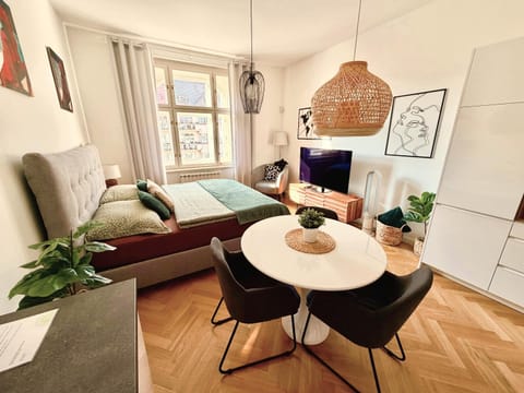 Bed, Photo of the whole room, Seating area