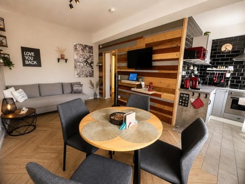 Coffee/tea facilities, Kitchen or kitchenette, Living room, Seating area, Dining area, dishwasher, oven, pet friendly, stove, toaster