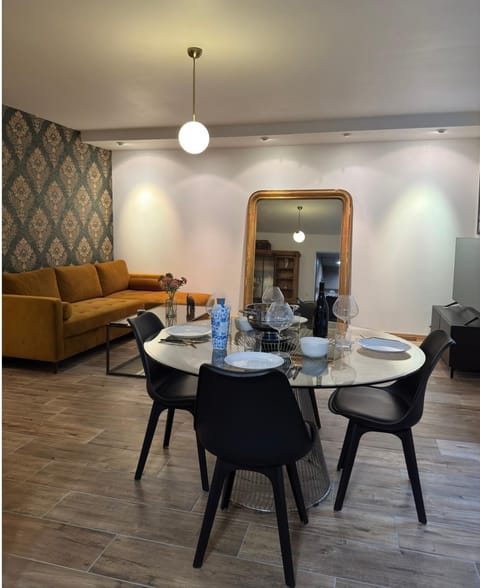 Living room, Seating area, Dining area