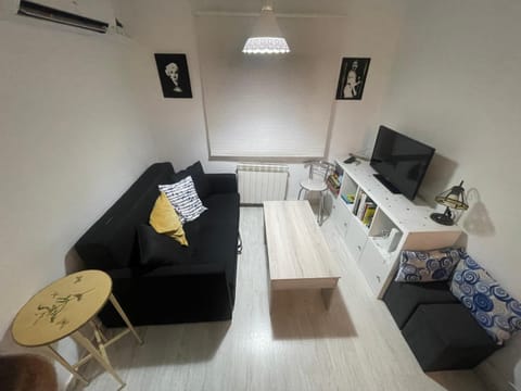 Bed, TV and multimedia, Living room, Photo of the whole room, Seating area, Evening entertainment, air conditioner