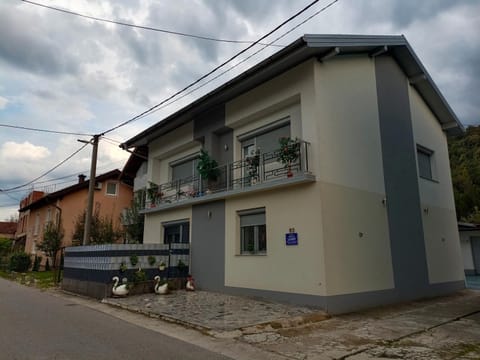 Property building, Neighbourhood