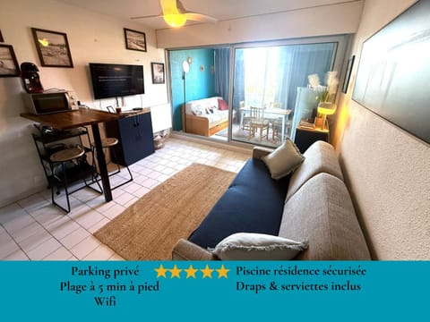 Communal lounge/ TV room, TV and multimedia, Coffee/tea facilities, Living room, Lounge or bar, Seating area, microwave, storage