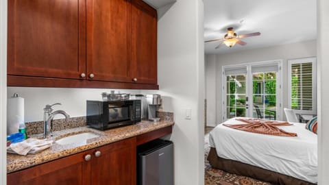 LV033 Quaint Downstairs Legacy Villas Suite Inn in Indian Wells